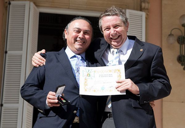 El Dr. Torres Peña y el vicepresidente del Colegio de Cádiz reciben la Medalla al Mérito Colegial