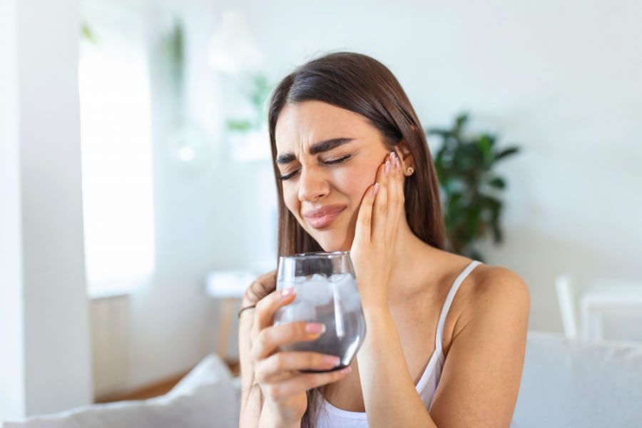 En verano, el consumo de bebidas frías y el cambio de hábitos alimenticios pueden provocar sensibilidad dental