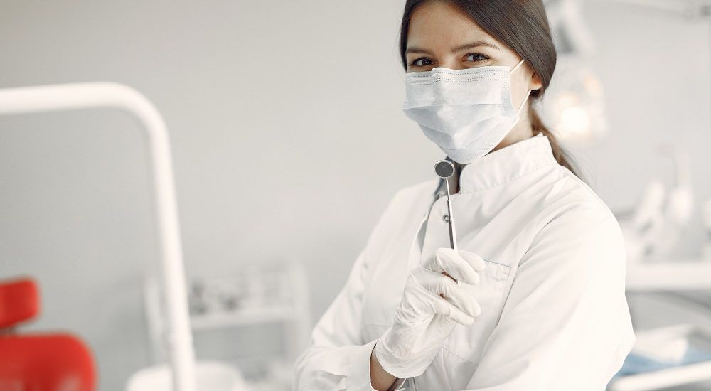El Colegio de Dentistas de Málaga recomienda el uso de mascarilla en las clínicas dentales