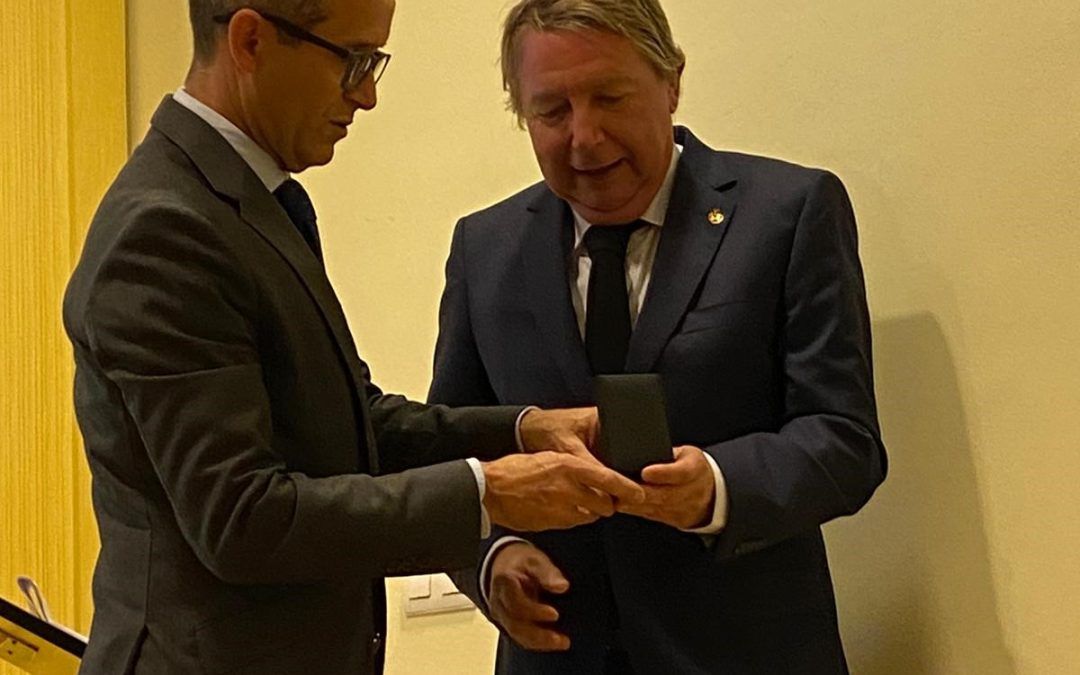 El Dr. Lucas Bermudo recibe la medalla de oro del Colegio Oficial de Dentistas de Huelva
