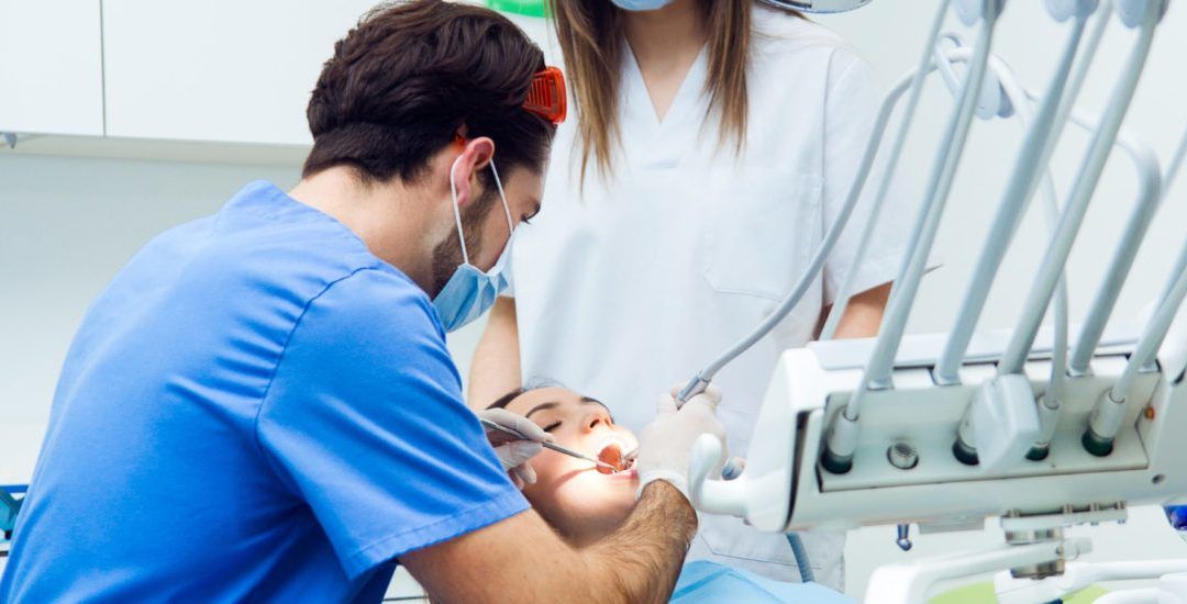 El dentista, un profesional imprescindible en cualquier tratamiento de salud bucodental